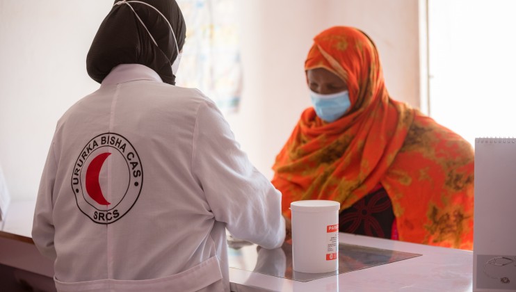 Layla Yonis Yusuf, an SRCS volunteer, dispenses drugs to a patient at the Allaybaday Clinic