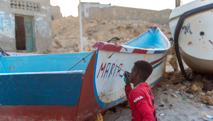 Bandarbeyla district, Puntland state. A fisherman painting his boat. Young people utilize their skills as they try to navigate the challenges they are facing as a result of climate change. Date: 20th September 2021. Photo: Norwegian Red Cross/Switch TV