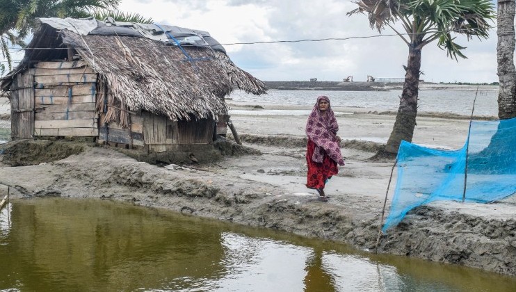 Trying to survive rising seas. Surrounded by water in Kurikahunia village in Satkhira, Bangladesh. Storms and rising seas are leaving families isolated in coastal areas of southern Bangladesh. Homes that were once surrounded by lush green farming land are now battered and unihabitable.  Photo: Rafiqul Islam Montu/Norwegian Red Cross