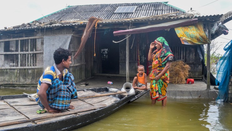 Kurikahunia Village, Assashuni, Satkhira. Ismail Hossain and his family live in this house. This boat is their only means of transportation. The house has been submerged in tidal water. The family has been living in this situation since Cyclone Amphan.  Photo: Rafiqul Islam Montu/Norwegian Red Cros
