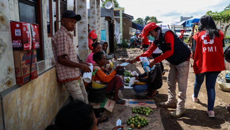 Belu, East Nusa Tenggara, Indonesia, 21 April 2022 Vendors near the Halilulik traditional market received face mask and information from the volunteers of the Indonesian Red Cross on the importance of protecting t