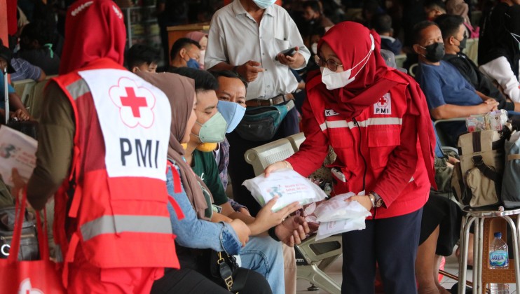 DKI Jakarta, 28 April 2022, Indonesia. To stem the local transmission of COVID 19, the Indonesian Red Cross distributed hygiene kits with face mask, hand sanitizers to help people stay safe during travels
