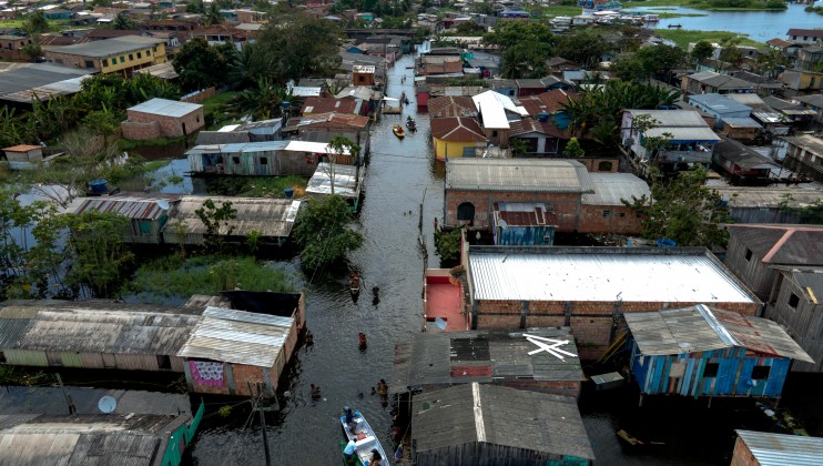 © Marcio James   WWFAerial view of Cacau Pirêra,  a village located on the right  shore of the Negro river,  in front of the city of Manaus,  which is also suffering the  impacts of the historic flood.  