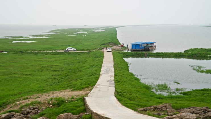 ©Justin Jin   WWF A dam built in  partnership with WWF  Dongting Lake, China .